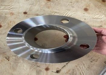 L'acier de surface résistant à la rouille est glissé sur la bride pour des performances de raccordement fileté