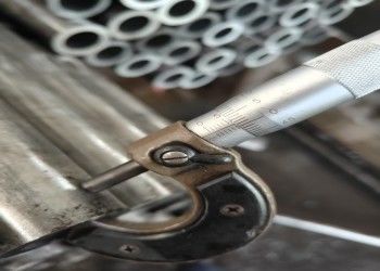 Pipe d'acier sans soudure à extrusion à chaud avec service de découpe