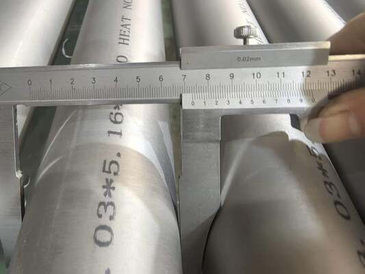 Tube en acier sans soudure à extrémités lisses avec une épaisseur de paroi de 2 mm à 60 mm pour les applications automobiles et aérospatiales