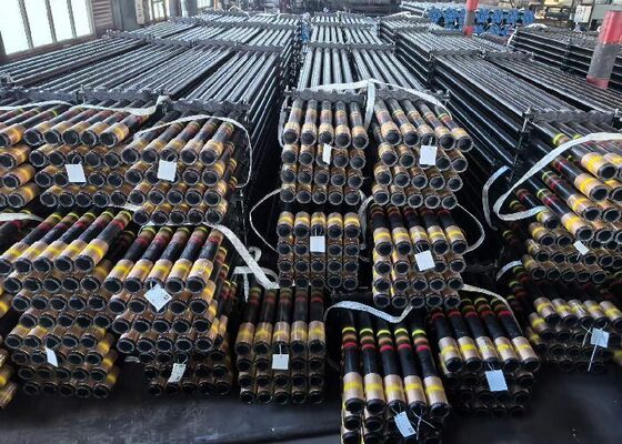 Tubes API 5CT avec plusieurs diamètres extérieurs (1,05 à 7 pouces) et résistance à la traction élevée (75.000 à 135.000 psi) avec connexion externe de bout en bout